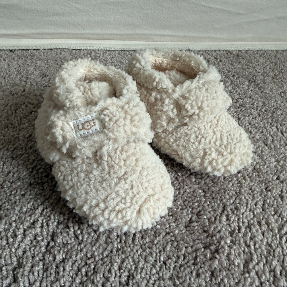 UGG Baby Bixbee Cream Sherpa faux fur Slip-Ons slippers crib shoes size 4/5